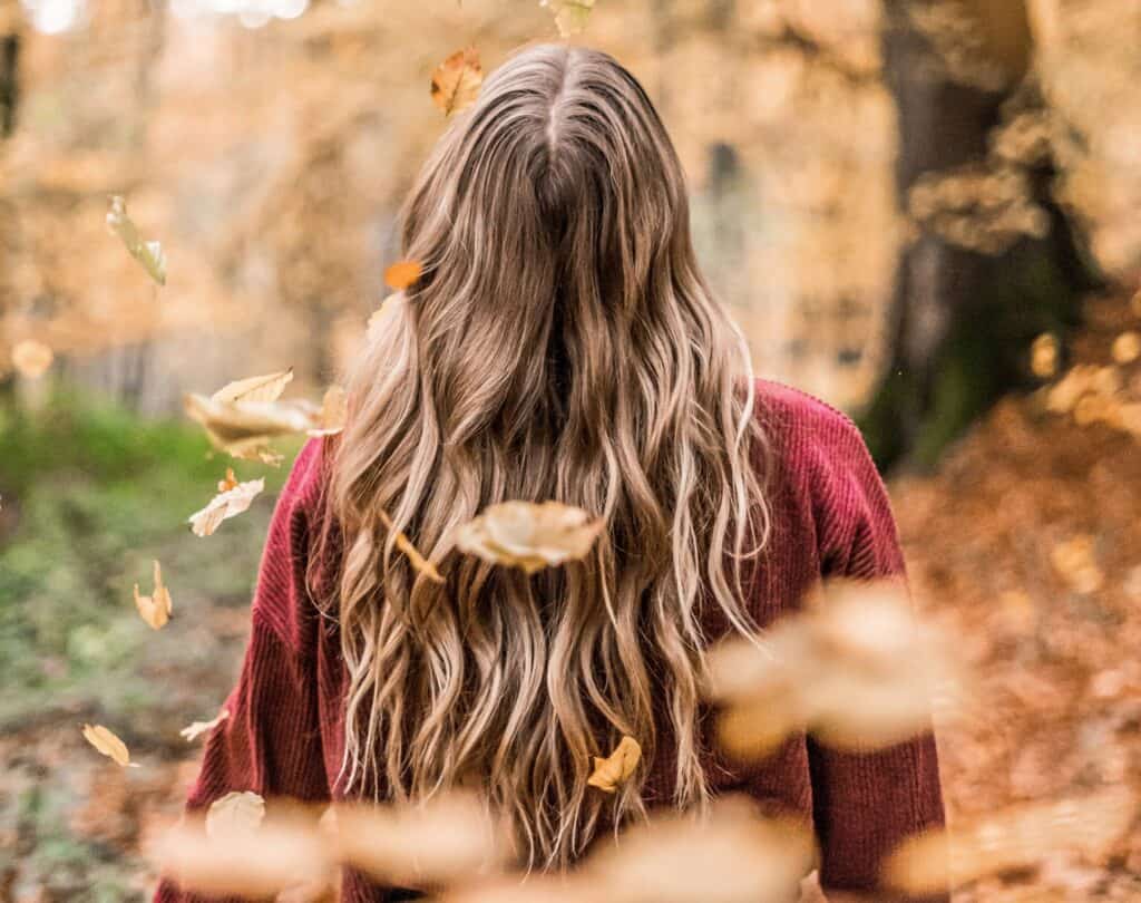 Mujer en el bosque de espaldas